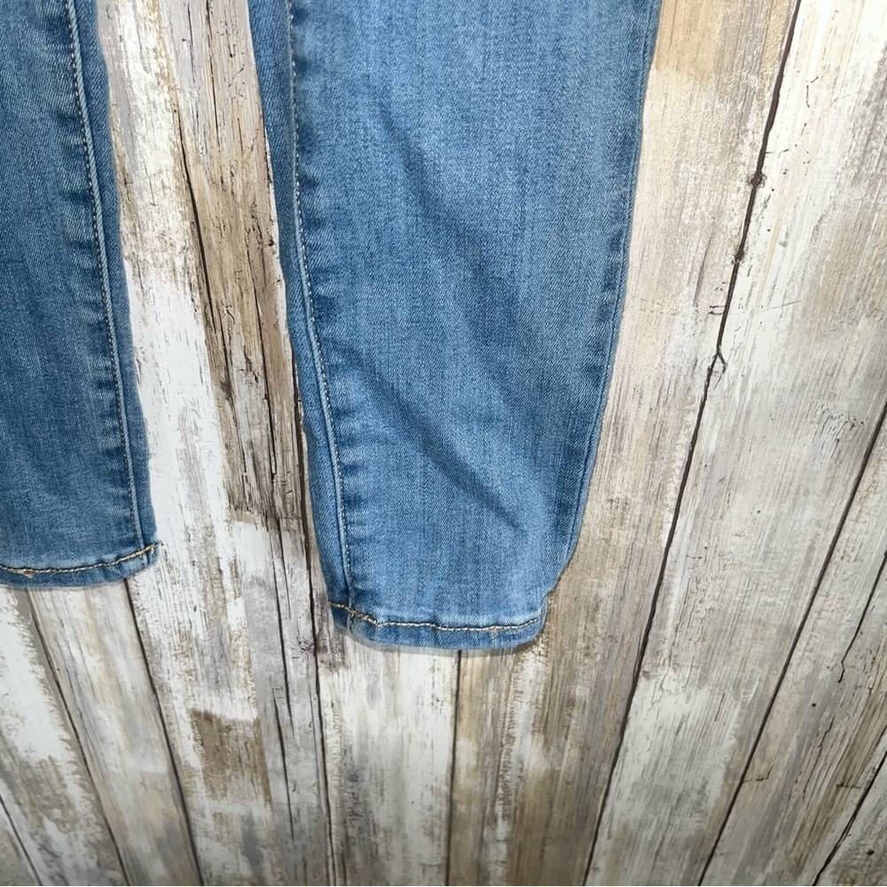 American Eagle Next Level Stretch Light Wash Super High Rise Jegging Short - Picture 2 of 8